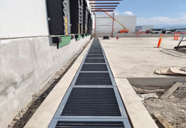 Construcción de canal de agua